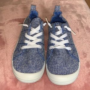 Walking sneakers